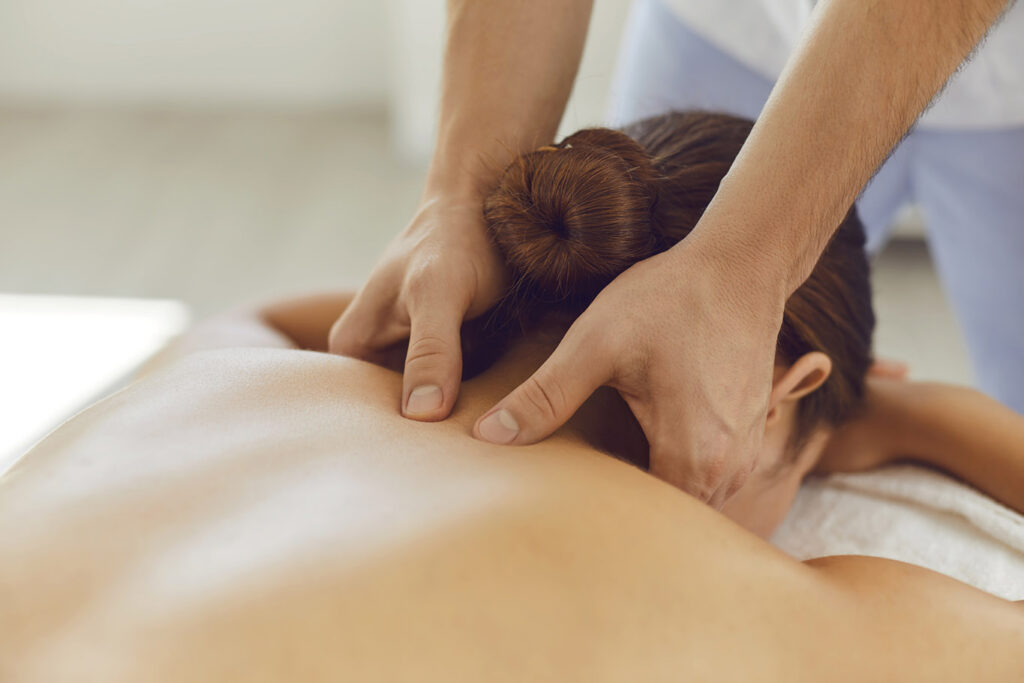Una donna riceve un massaggio shiatsu